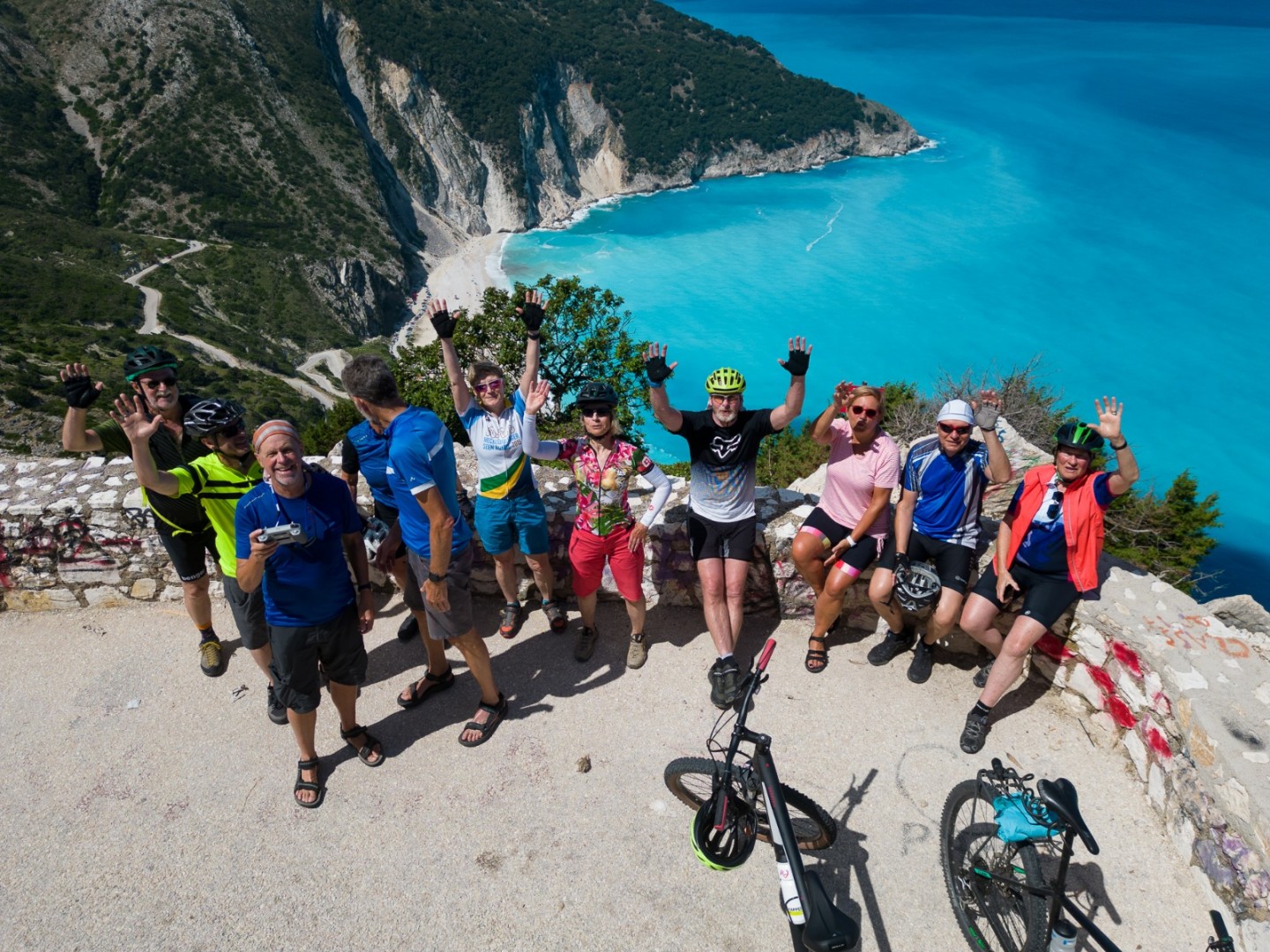 Radfahrer an Küste vor Meer