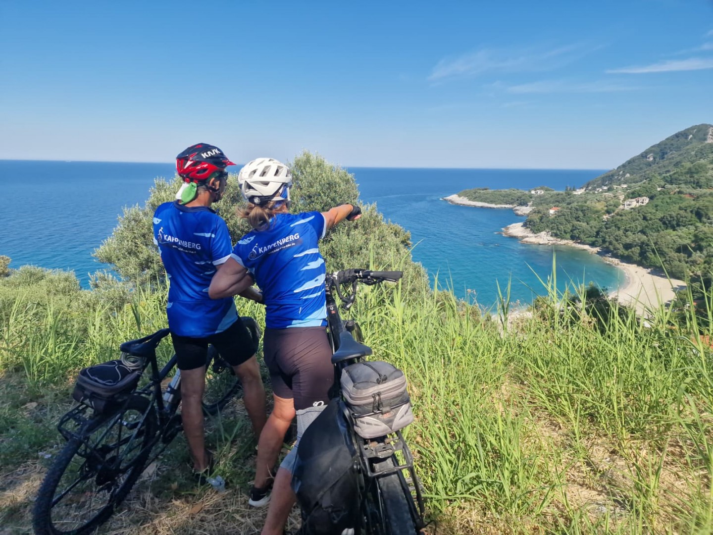 Radfahrer an Küste vor Meer